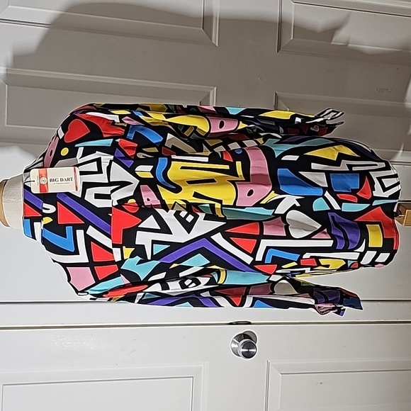 Big Dart Artsy, pop art, modern button-up shirt. Size 10, NWT great gift. - Picture 5 of 6